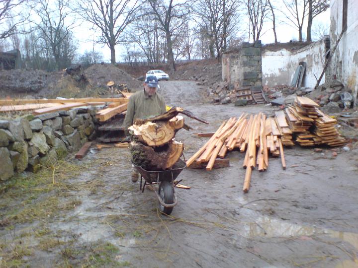 Ondráš odváží kus kmene z poražené staré vrby nad mlýnicí-byla už nemocná a tak musela dolů